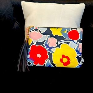 Floral Navy Clutch 💐